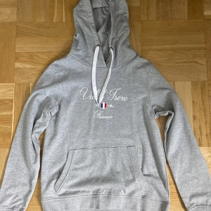 Grå hoodie - En grå hoodie med luva, jag har bara haft den en gång och nu passar den inte riktigt. Jätte skön och mjukt tyg där inne