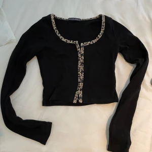 Brandy Melville topp - Small Fit Topp från Brandy Melville med leopardmönster🌟