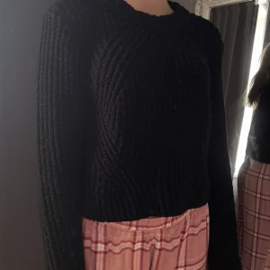 Stickad tröja - En stickad tröja från only. Storlek xs, använd fåtal gånger!💕