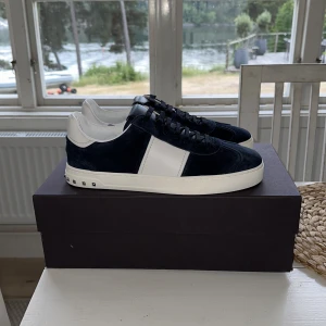 Valentino flycrew - Säljer dessa sprillans nya valentino flycrew i storlek 41 (passar 42). Alla tillbehör följer med. Dem är i den mörkblåa färgen och är väldigt eftertraktade. Skriv för mer info!🤝