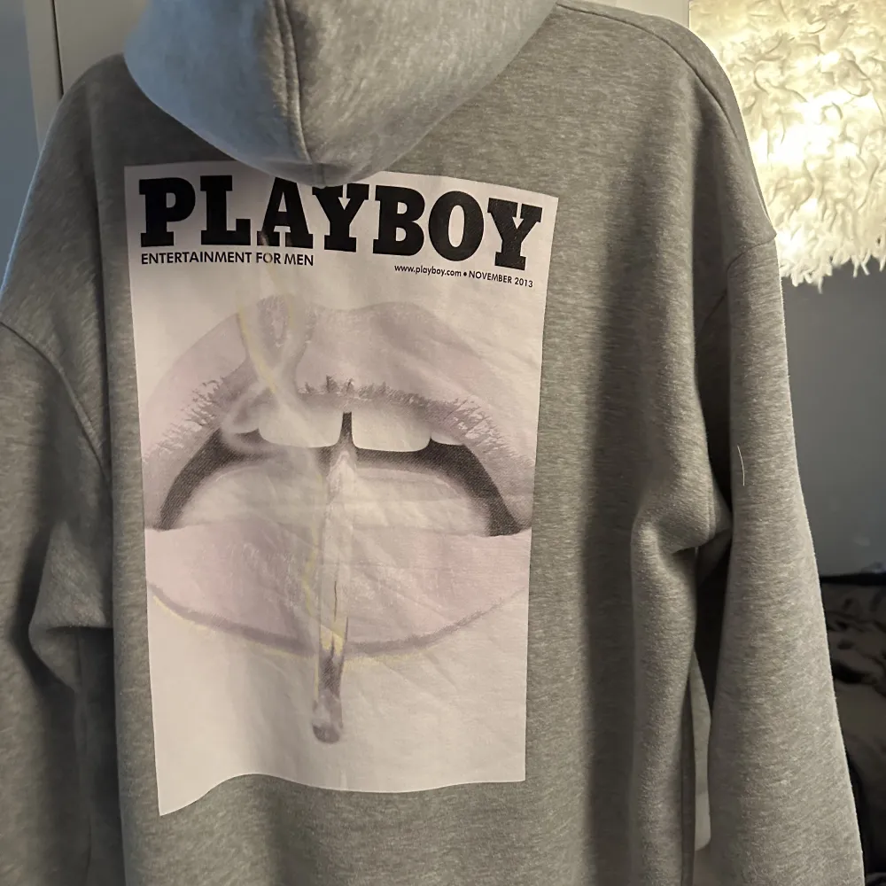 Playboy hoodie använd fåtal gånger inga fläckar eller trasig nån stans. Skulle säga att den är i nyskicka . Hoodies.