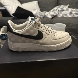 Air force 1 - Säljer mina Air force 1 ”Strive for greatness” som är en collab mellan Nike o LeBron James. Köpta för 1700 Skick är runt 8/10 Kvitto och box följer med 