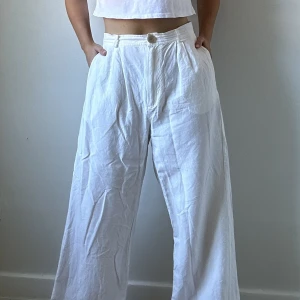 Linnebyxor & Other Stories - Linnebyxor från & Other Stories i väldigt gott skick. Köpta förra sommaren, endast använda ett fåtal gånger 💜