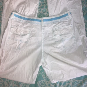 Byxor  - Super härliga byxor att ha till sommaren när dom är luftiga ok liknar linne byxor men med extra detaljer  Står att de är i storlek xxL men det skulle passa nån med storlek M eftersom de är för små på mig  ! Tryck på köp nu ! Om frågor skriv ✨✨💙