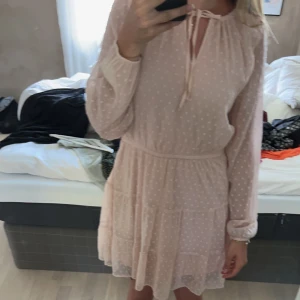 Klänning - Rosa klänning från hm storlek L men passar mindre, köparen står för frakten🌸🫶🏼 pris 100 kr