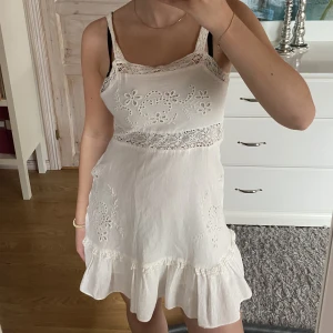 Zara klänning - Vit klänning från zara med jättefina broderier 💕 köpt för 350 men säljer för 250 kr. Har dragkedja på sidan ❤️ 