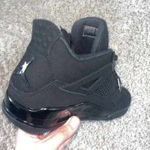 Jordan 4 blackcats - Aldrig använda sjukt feta jordan 4 blackcats Tyvärr inge äkthetsbevis (därav priset, nypris 8000) Priset ät diskuterbart 