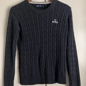 Kabelstickad tröja  - Säljer en super skön men också snygg tröja. Den är ifrån Svea och är i bra skick. Den är marinblå och Kabelstickad. Köpt från kvinnoavdelningen men passar bra unisex. Vill sälja den för förhoppningar om att någon gillar den. Priset kan diskuteras.☺️🫶