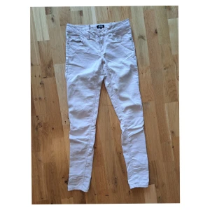 Ljusa byxor - Ljusrosa byxor med lite lägre midja från bikbok. Skönt, tunnt material med lite stretch