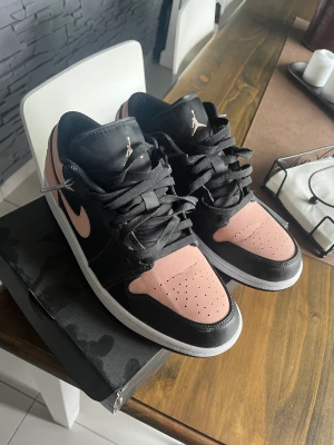 Jordan 1 low crimson tint 43 - Hej säljer nu mina jordan 1 low crimson tint storlek 43 då jag inte använder de. Skorna är endast använda 2 gånger. Köpta på merchsweden pris kan diskuteras !
