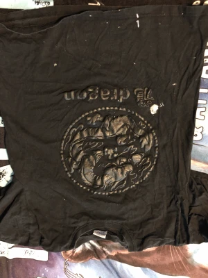 Drak tshirt - Asfet drak T-shirt som tyvärr har blivit färg på 