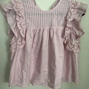 Blus - Så fin blus från other stories! Bra skick endast använd ett fåtal gånger, saknar ögglan som man spänner där bak med men det skulle jag inte säga är ett stort problem 💕 nypris 590kr💗 other storeis lappen är bortklippt!!!