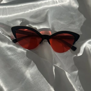 Solglasögon - Supersnygga solglasögon. Oanvända. Passar perfekt för att piffa upp outfiten. Betalningen via swish🥰