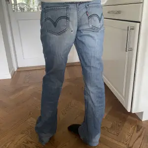Skit snygga Levis jeans som är för korta på mig  så min kusin som provar på  jätte bra skit förutom att jeansen har ett litet hål vid rumpan men syns knappt 