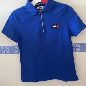 Blå Tommy Hilfiger piké i storlek xxs men passar xs/s Fint använd skick, liten fläck (se bild 3) Är i övrigt i bra skick👍