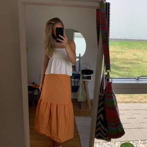 Nu säljer jag en så söt orange kjol som passar perfekt nu i sommar! Tyvärr har den blivit något liten för mig och därav säljer jag den! Kontakta mig vid frågor!🧡🧡