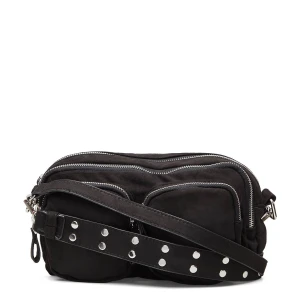 Axelväska - Säljer denna jättefina väska från ginatricot, inga defekter!❤️skriv privat för frågor eller bilder💘nypris 399❣️