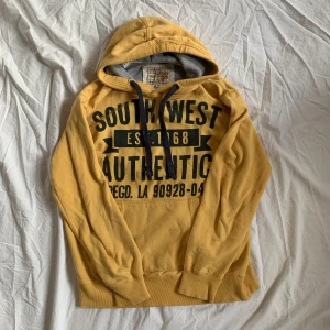 Sand Stone Hoodie  - Sand Stone Hoodie - Gul - Storlek M - 🌞