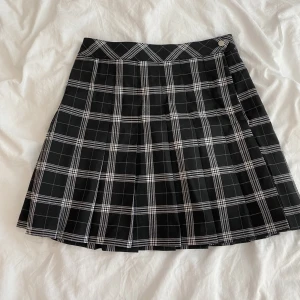 Fin Kjol - En jätte fin kjol från H&M, aldrig använt. 