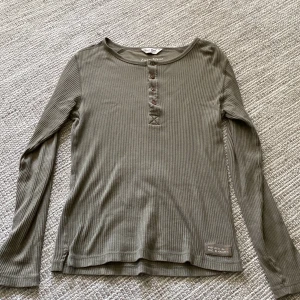 Långärmad tröja  - Jättefin ”farfartröja” som är köpt på sellpy men alldrig använd av mig, super bra skick!💕säljer då den tyvärr är för stor för mig