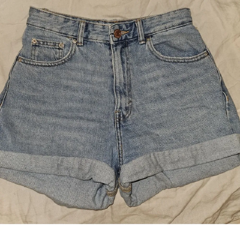 Jeansshorts som köptes förra sommaren. Har knappt kommit till användning och är i bra skick! 💕. Shorts.