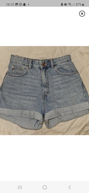 Jeansshorts - Jeansshorts som köptes förra sommaren. Har knappt kommit till användning och är i bra skick! 💕