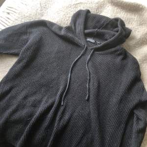 Supermysig svart stickad hoodie, märket heter brave soul men är köpt på sellpy i nyskick, använd ca 2 gånger  💓