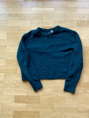 Grön stickad sweatshirt H&M - Sweatshirt i prima skick från H&Ms divided avdelning. Storlek XS
