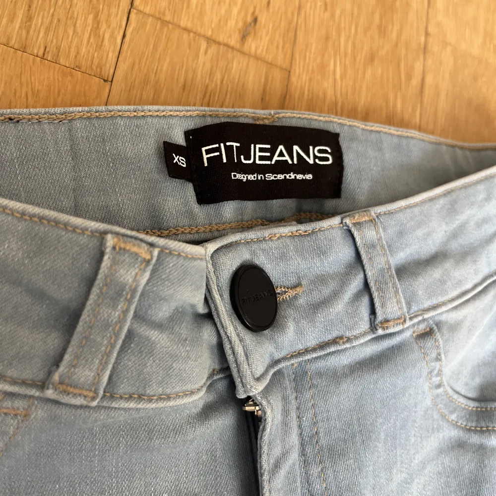 Helt oanvända jeans från FITJEANS. Modell REGULAR RIPPED WIGH WAISTED (vintage blue) . Ordinarie pris 1193kr. Säljes för 400kr. Jeans & Byxor.