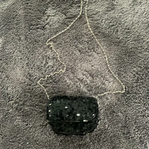 Svart väska - Säljer denna svarta glittriga väska som är i jätte bra skick💕