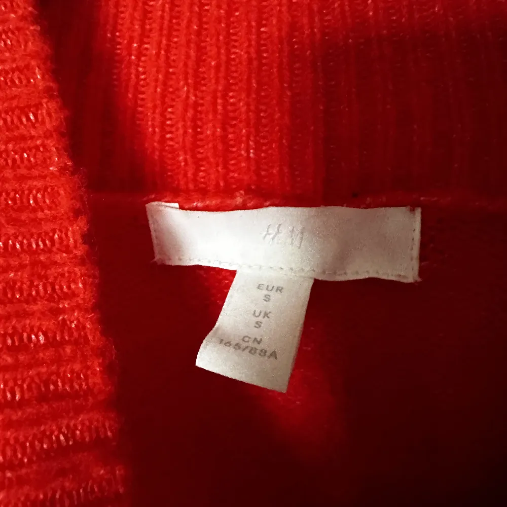 En röd tjocktröja som passar för vinter och julen! Storlek S som finns att hämta eller posta ☺️. Stickat.