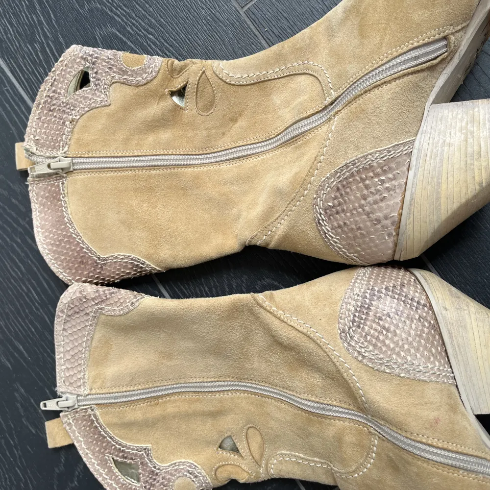 Vintage cowboy boots med coola detaljer. Storlek 38-38,5. Klär på alla outfits och gör den lite speciell🧡Kan mötas upp i Malmö eller skicka om köparen står för frakten🫶🏽. Skor.