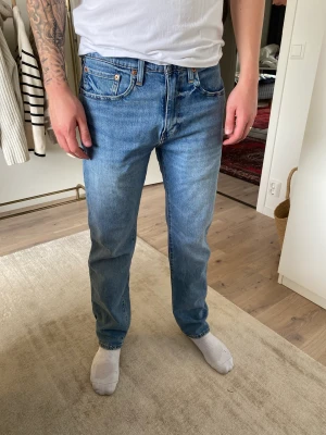 Levis Jeans  - Ett par skit snygga Levis jeans som inte är använda en enda gång!  Strlk 31/32😁