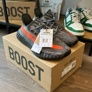 Yeezy 350 Carbon Beluga  - Yeezy 350 Carbon Beluga, sprillans nya med tags och allt og som kvitto box mm. Vann utdragningen på Yeezy day, kan skicka digitalt kvitto och bevis i pm! Bara att skriva vid frågor eller funderingar :)