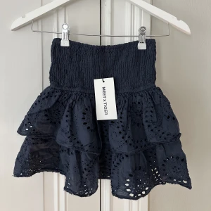 Kjol - Säljer denna jättefina kjol från meet me there. Den är aldrig använd med prislappen kvar. Den har inbyggda shorts i.