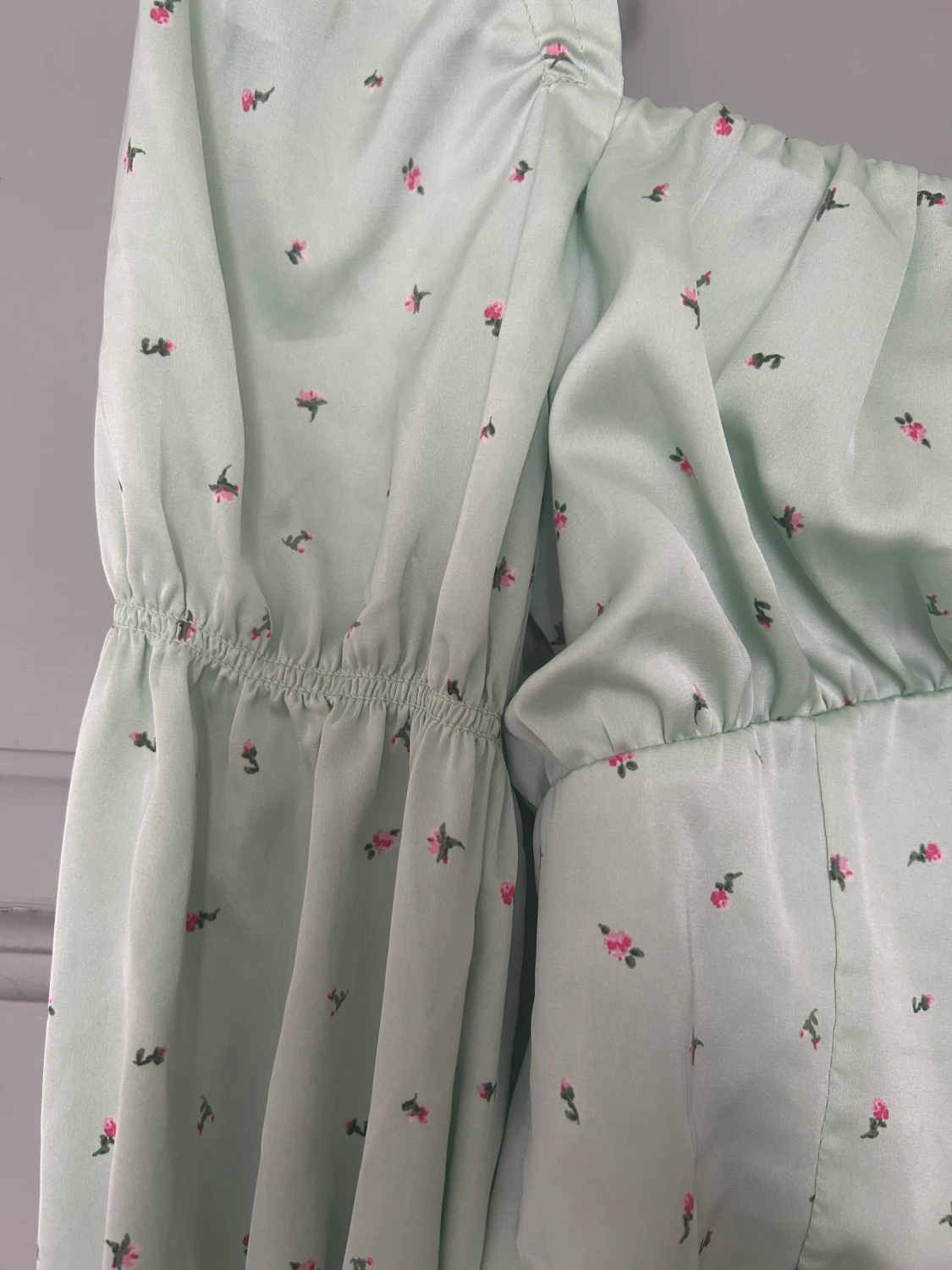 Grön topp med blommor  - 90