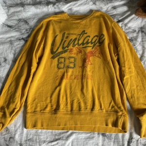 Gul collegetröja  - Jag säljer min gula collegetröja pga att den inte används längre. Använd ett fåtal gånger och är därför i ganska bra skick. Kontakta mig om ni har några frågor eller om ni är sugna på att köpa! Köparen står för frakten.