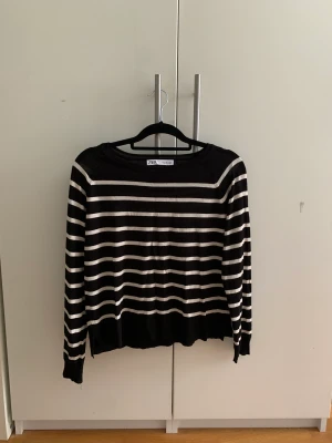 Tröja - Randig tunn stickad tröja 