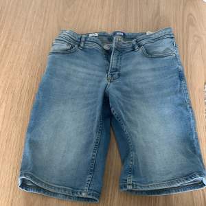 Jack and Jones jeans short som är i bra skick. Änväda en gång💕