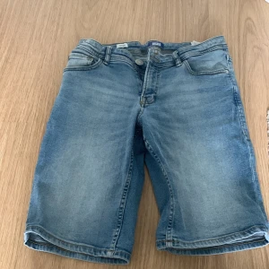 Jeans shorts  - Jack and Jones jeans short som är i bra skick. Änväda en gång💕