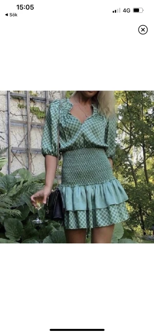 Sandro klänning - Säljer denna super populära klänning från Sandro. Mycket sparsamt använd så i nyskick. Skriv för mer info och bilder❤️ (lånade bilder) 