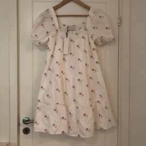 neo noir klänning💕🎀 - en helt ny och otroligt fin klänning från neo noir.🌸 Köpt på Magasin du Nord i Köpenhamn. Aldrig använd och lappen är kvar (se bild två)🎀 skriv om intresserad 🫶🏻