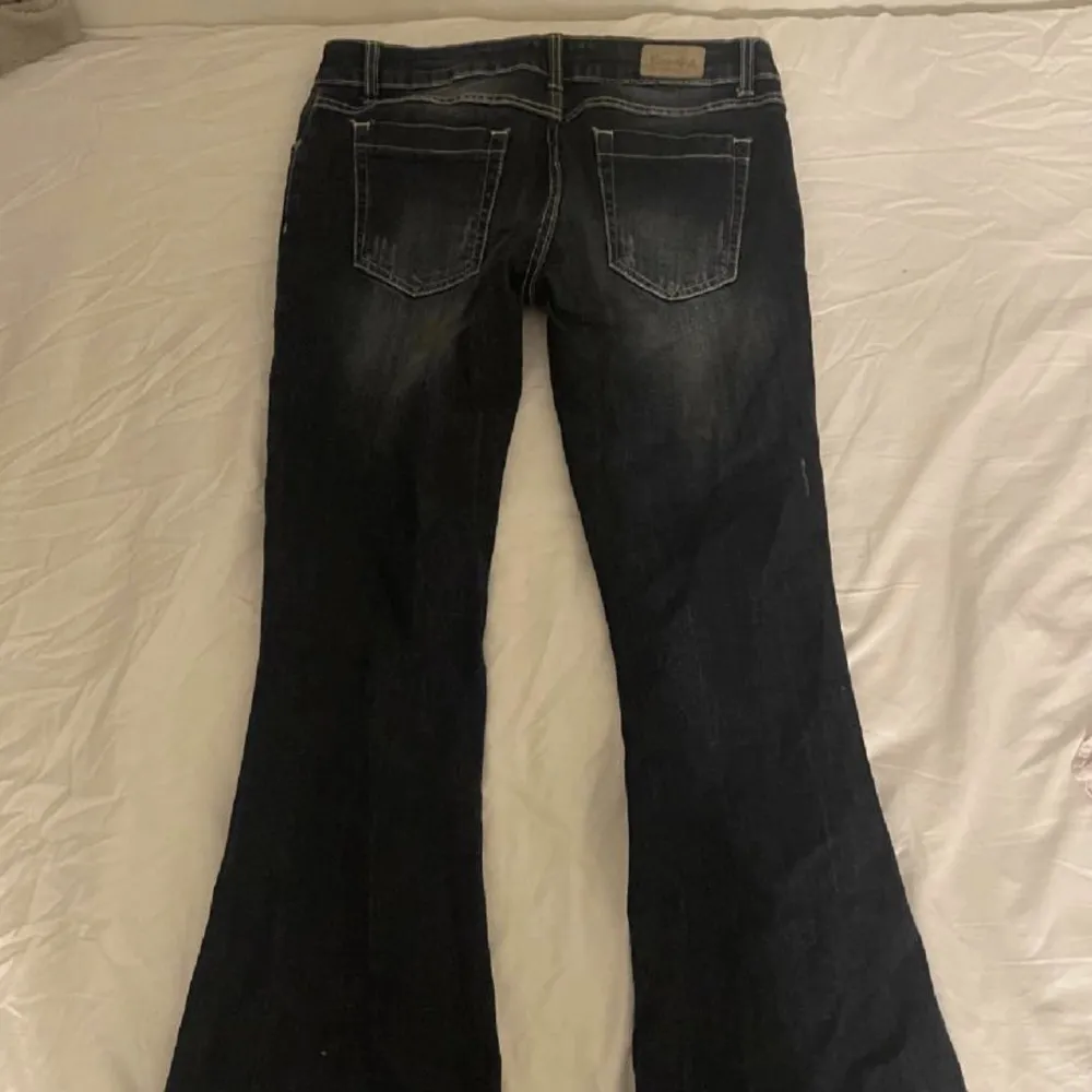 Säljer mina älskade jeans för att de är lite för stora och långa på mig. Super bra stick och har använt de några gånger💗💗 Jag på bilden är 163. Jeans & Byxor.