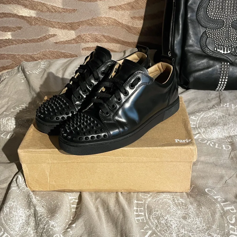 (New) ForSale:2.999kr Retail:9.000kr Christian Louboutin Louis Junior Spike (Black) Size:40eu Box,DustBag & Extra Tags Are Included  Condition:8/10 (Flaws On The Sole) Dm for more info&pics. Skor.
