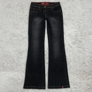 Bootcut Jeans - Snygga bootcut jeans i perfekt skick. Köpt här på Plick men de var lite för små för mig. Bilderna är lånade. 💕