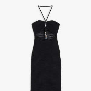 Svart klänning - Super fin svart klänning med en virkad look! Använt en gång men har inte varit min stil. Köptes för 400kr💕