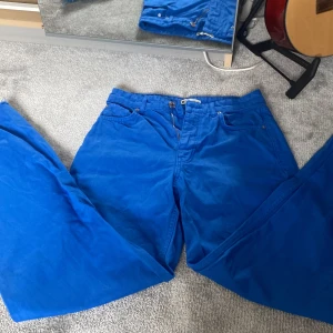 Blå jeans - Blå jeans ifrån Gina i nästan oanvänt skick. Storlek 35