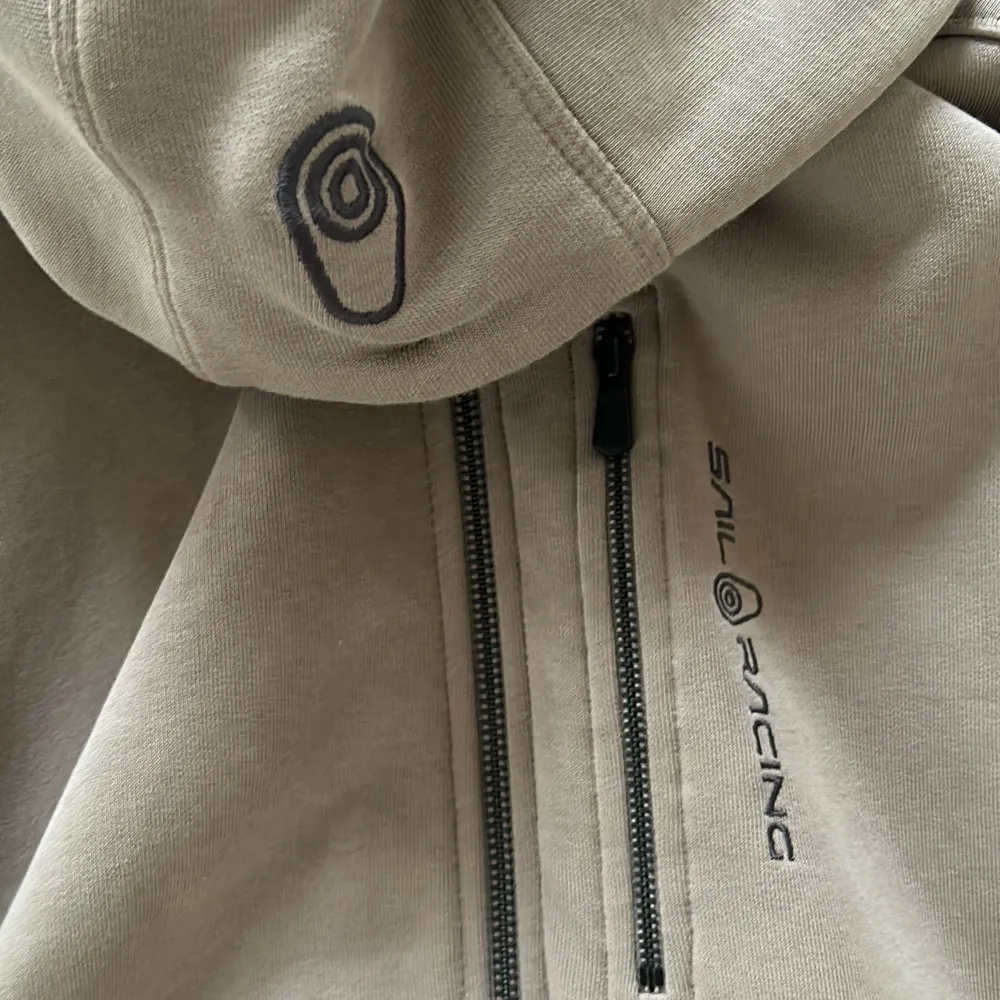 Sällsynt färg på sailracing hoodie i storlek M  Riktigt bekväm med en unik färg  Ny pris 1500kr. Hoodies.