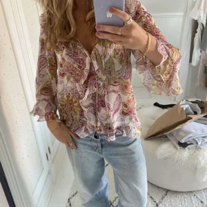 Zara blus - Säljer min jättefina slutsålda zara blus, då den tyvär inte passar mig. Använd 1 gång lappen finns kvar💕