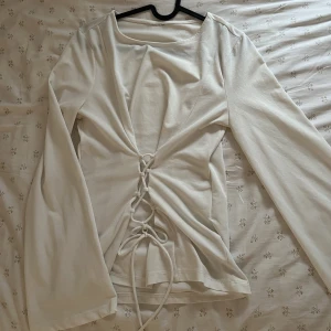 Vit bluströja med knyten - En vit blus med knyten från Vero Moda, nyskick! 